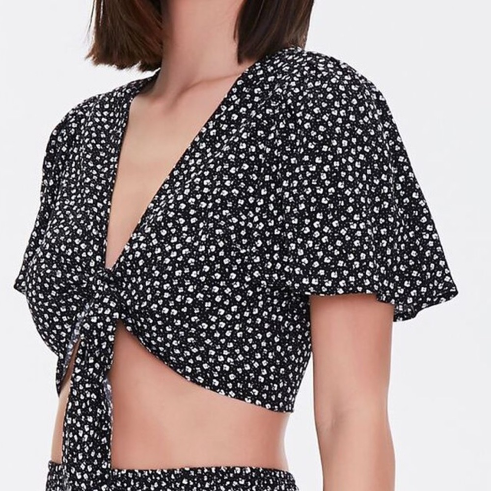 Forever 21 Plus Size 3X Black Floral Tie Front Crop Top